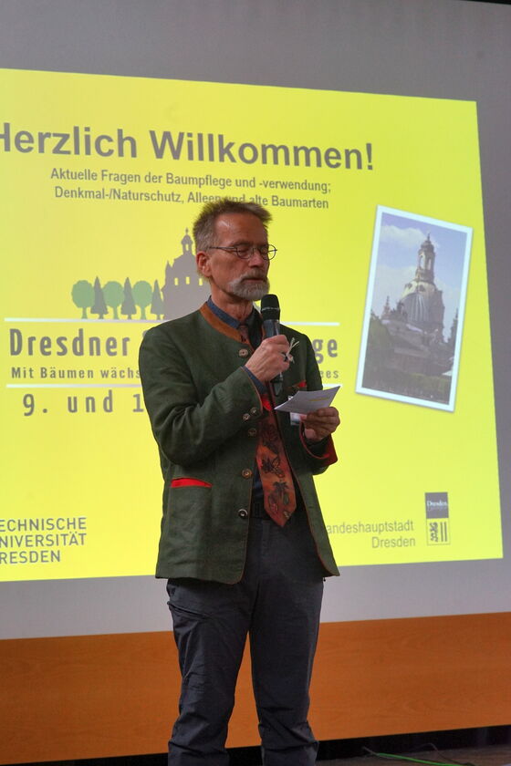 Prof. Roloff moderierte durch den Donnerstag.