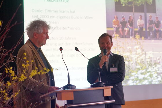 Die beiden Wiener, Daniel Zimmermann und Stefan Schmidt, präsentierten Praxisbeispiele für gelungen umgesetzte Schwammstadtkonzepte.