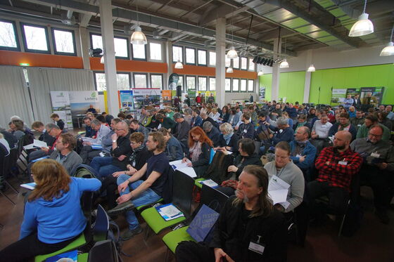 Der Saal füllt sich. Es geht los.