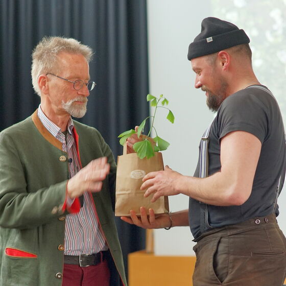Die Gewinner des Tagungsrätsels durften sich über tolle Preise freuen.