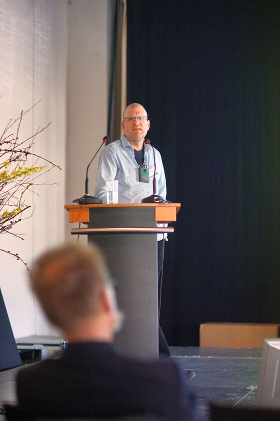 Dr. Dittrich ließ uns entdecken, welch Mikrohabitate an unseren Stadtbäumen bewohnt werden.