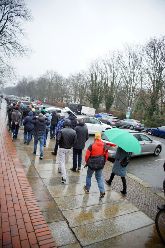 Mit Schirm uns Kapuze startete die freitägliche Exkursion.