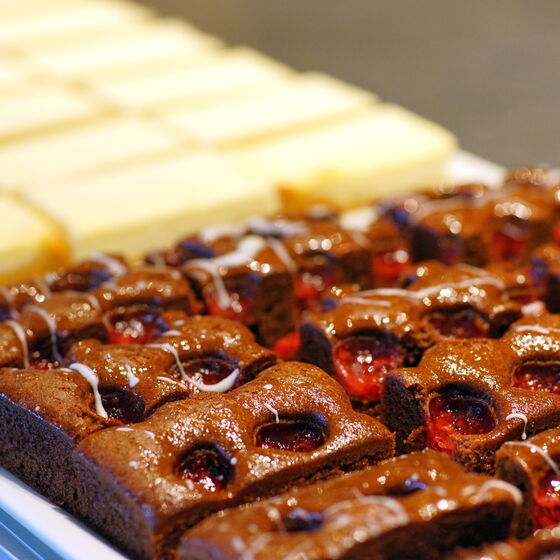 Zum Auftanken hilft schlechthin ein Mix aus Zuckerzeug und Koffein.