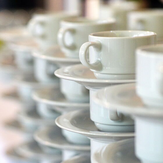 Zum Auftanken hilft schlechthin ein Mix aus Zuckerzeug und Koffein.