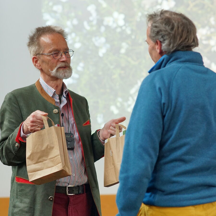 Die Gewinner des Tagungsrätsels durften sich über tolle Preise freuen.
