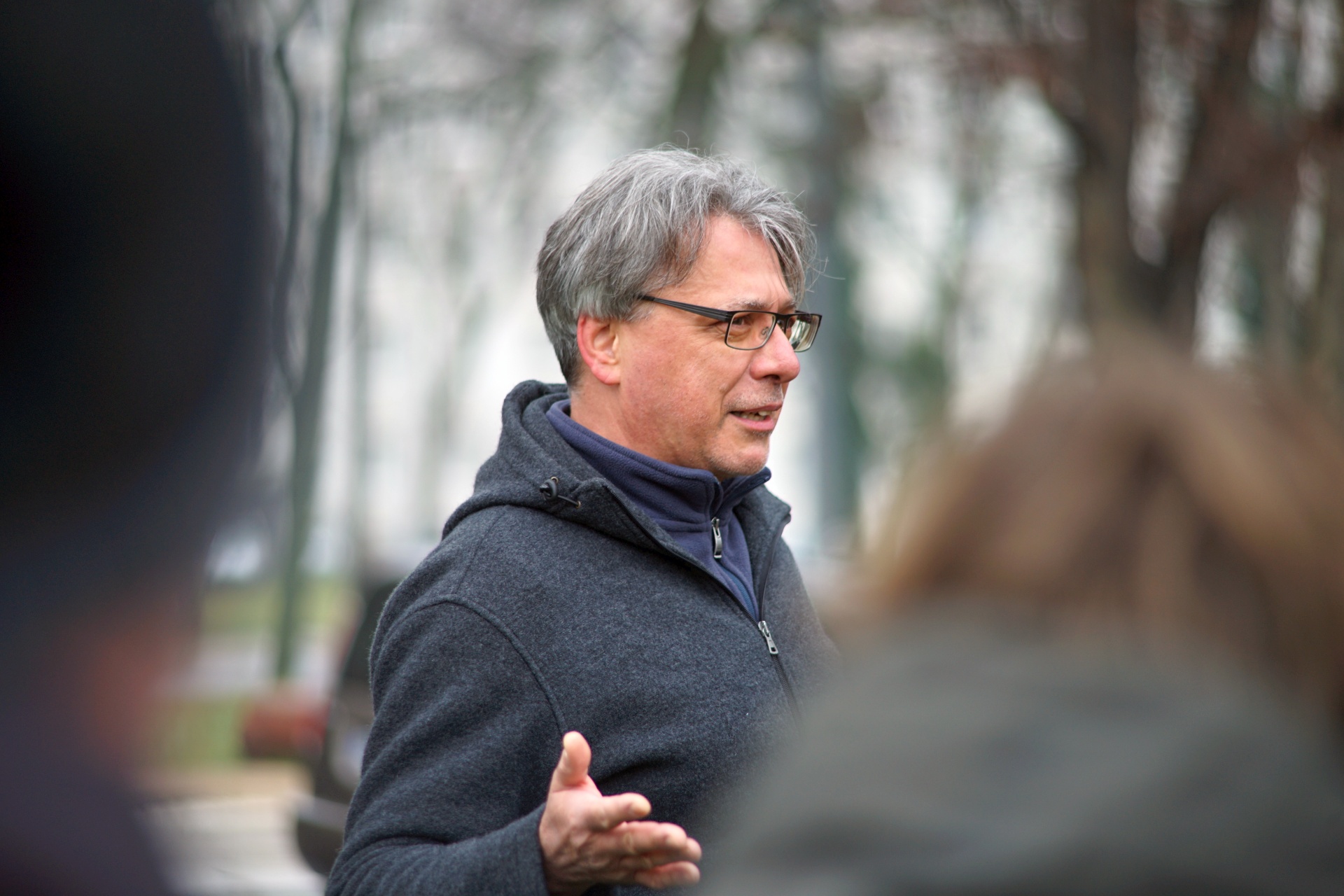 Birk Albert an einer alten Zerr-Eiche am Trinitatisplatz in Dresden.